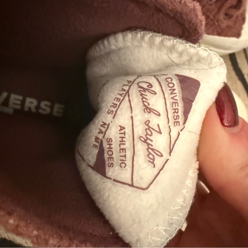 EUC Converse Chuck Taylor Women's Sneakers in Mauve and Cream - Picture 5 of 9